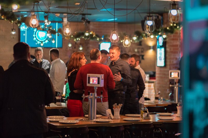 Ospatar, ajutor de ospatar. Fete si baieti.